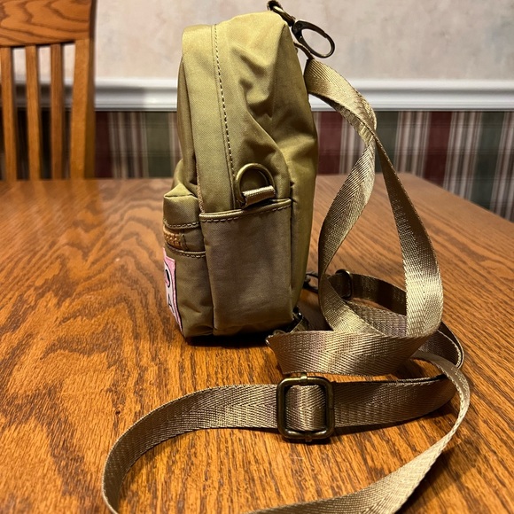 LIKE NEW Lola California Olive Green backpack/belt bag/crossbody/ sling bag. - Picture 6 of 13